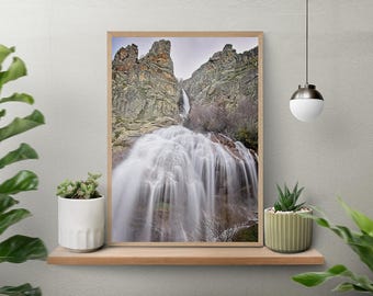 Waterval afdruk lange sluitertijd: landschapsdecor lente-dooi