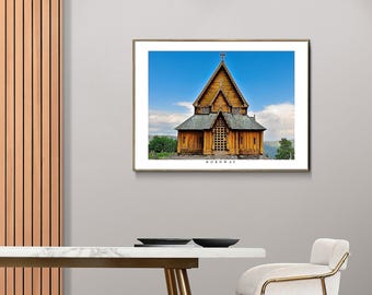 Vintage Viking staafkerk print: Reinli Noorwegen architectuurfotografie zomer landschapskunst.