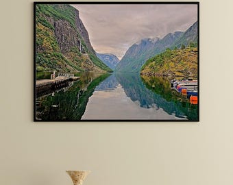 Misty Fjord Reflections: Nordic Mountain Pier landschapsfotografie muurkunst.