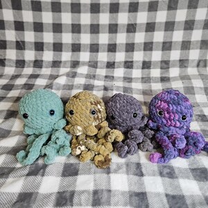 Handmade Crochet Jellyfish Plushie Cute Amigurumi Jellyfish with Tentacles, Soft Ocean Plushie, Crochet Gift, Sea Life Decor