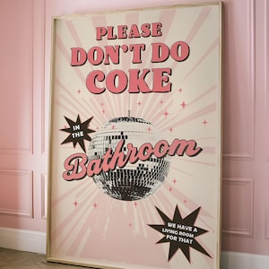 Peut inclure: Une affiche rose et blanche avec une boule disco et le texte "PLEASE DON'T DO COKE IN THE BATHROOM WE HAVE A LIVING ROOM FOR THAT".