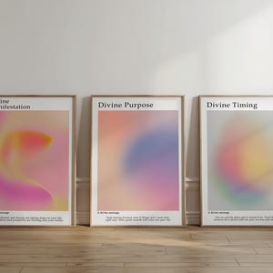 Puede incluir: Tres impresiones enmarcadas con fondos degradados borrosos en tonos rosas, amarillos y azules. Cada impresión tiene un título: "Divine Manifestation", "Divine Purpose" y "Divine Timing". Cada título va seguido de un breve mensaje sobre el concepto.