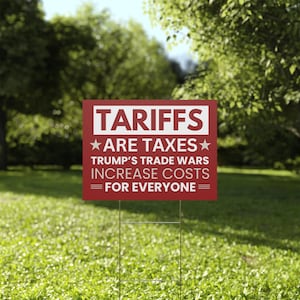 Könnte beinhalten: Rotes und weißes Schild für den Garten mit dem Text "Tariffs Are Taxes", "Trump's Trade Wars Increase Costs" und "For Everyone".