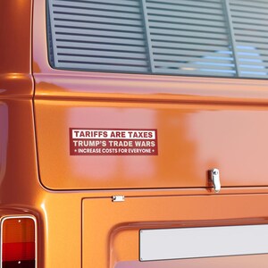 Könnte beinhalten: Ein rot-weiß-blauer Aufkleber auf einem orangefarbenen Vintage-Van mit der Aufschrift "Zölle sind Steuern, Trumps Handelskriege, erhöhen die Kosten für alle."