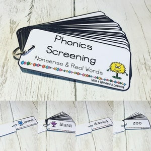 Puede incluir: Un conjunto de tarjetas de detección fonética coloridas con un personaje de monstruo amarillo y el texto "Phonics Screening Nonsense & Real Words Wise & Wonderful Learning".
