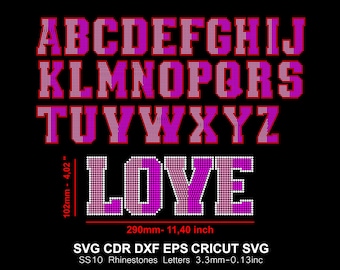 Könnte beinhalten: Ein digitales Alphabet-Set und das Wort LOYE aus rosa und violetten Strasssteinen auf schwarzem Hintergrund. Das Bild enthält Maßangaben, die eine Höhe von 102 mm und eine Breite von 290 mm für das Wort sowie 3,3 mm große Strasssteine zeigen.