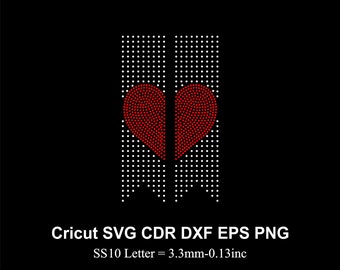Puede incluir: Un diseño de corazón de strass rojo con una ruptura en el medio, sobre un fondo negro. El diseño está hecho de pequeños strass blancos y rojos. El texto "Cricut SVG CDR DXF EPS PNG" y "SS10 Letter = 3.3mm-0.13inc" está debajo del diseño.