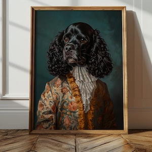 Könnte beinhalten: Ein schwarzer Hund mit lockigem Fell trägt eine blaue und goldfarbene Jacke mit einem weißen Spitzenkragen. Der Hund ist vor einem dunkelgrünen Hintergrund posiert.