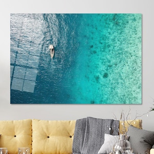 Minimalistische Ozeanluftbild-Wandkunst - einsames Boot über türkisfarbenem Meer - ruhige Küstenfotografie für Strandhausdekor