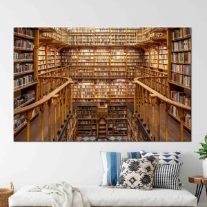 Puede incluir: Una gran biblioteca de madera con varios niveles de estanterías llenas de libros. La biblioteca tiene una escalera central y un balcón con vistas a los niveles inferiores.