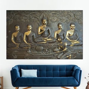 Puede incluir: Una gran obra de arte mural en tonos bronce que representa figuras sentadas en una escena religiosa. La figura central está resaltada con detalles dorados. La obra de arte está montada sobre un sofá de terciopelo azul.