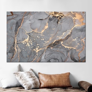 Puede incluir: Impresión de arte abstracto con un diseño de mármol gris y dorado. La impresión presenta líneas y patrones en espiral en tonos grises con acentos dorados.