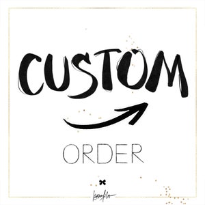 Könnte beinhalten: Ein weißer Hintergrund mit schwarzem Text, der "CUSTOM ORDER" sagt, mit einem schwarzen Pfeil, der nach rechts zeigt. Um den Text herum sind goldene Glitzerpunkte verstreut.