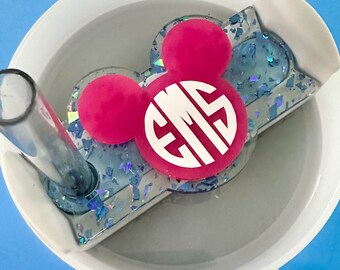 Blue Glitter Flakes Mouse Drink Topper / Placa de nombre personalizada / Placa de nombre del vaso / Placa de nombre de 30 oz o 40 oz / Placa de nombre de monograma