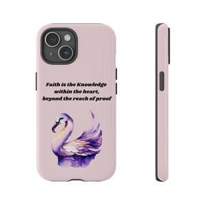 Op de afbeelding: Een roze telefoonhoesje met een aquarel-illustratie van een paarse zwaan. De hoes heeft een citaat dat luidt: "Geloof is de kennis in het hart, buiten het bereik van bewijs."
