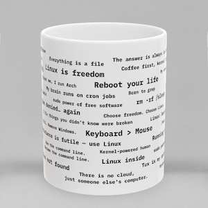 Może przedstawiać: Trzy białe ceramiczne kubki z czarnym tekstem. Każdy kubek zawiera inną kolekcję fraz i cytatów związanych z technologią. Kubki są prezentowane na jasnoszarej powierzchni.