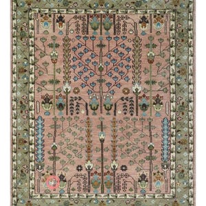 Puede incluir: Una alfombra rosa y verde con un patrón floral. La alfombra tiene un borde con un diseño geométrico.