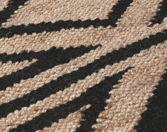 Alfombra de yute y lana, tejida a mano en beige y negro con estampado de rombos, estilo nórdico escandinavo