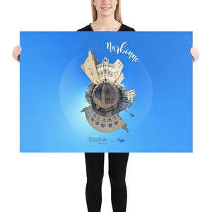Peut inclure: Une affiche bleue avec un cercle blanc au centre. Le cercle contient une vue à 360 degrés de la ville de Narbonne, en France. Le texte "Narbonne" est écrit en lettres blanches en cursive en haut de l'affiche.