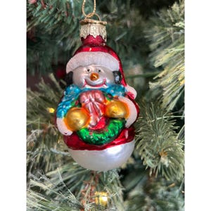 Adorno navideño vintage de Thomas Pacconi: muñeco de nieve soplado a mano, corona, vidrio rojo y blanco.