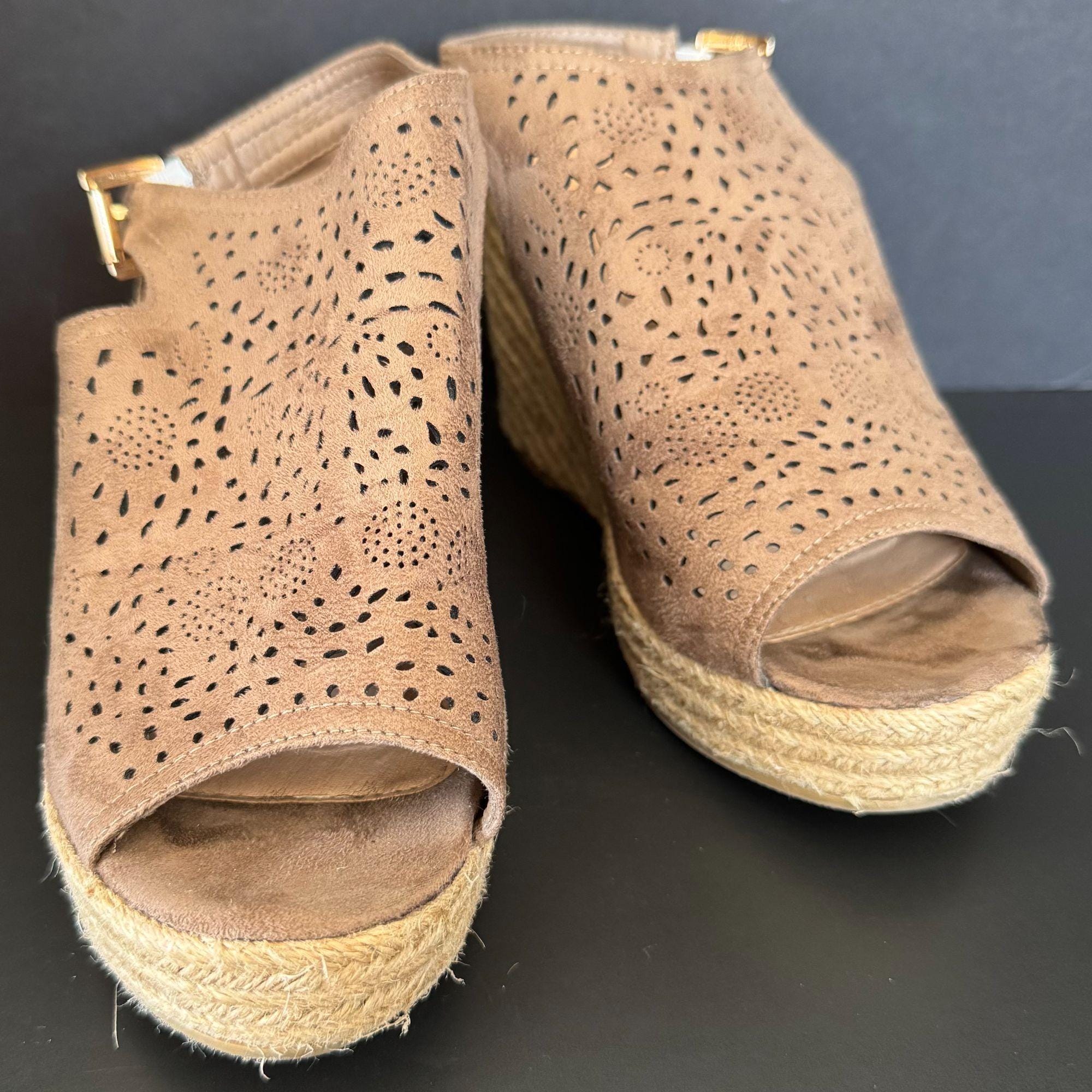 シューズ・サンダルその他 Bombe Suede Wedge Sandals Amazon.com | Soda Shoes Women Sandals Ankle Strap Buckled