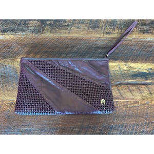 Cartera de mano vintage Etienne Aigner de piel con tejido de cesta color ciruela y correa para la muñeca - Logotipo burdeos y dorado - Estilo clásico y chic