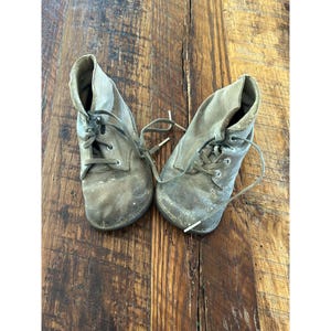 Antike Leder Baby Booties mit Schnürsenkeln und abgenutzten Sohlen