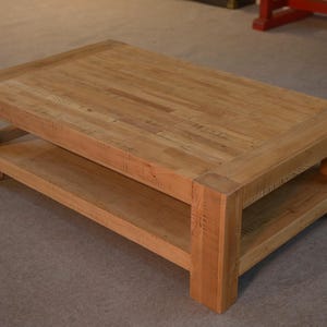 Table basse en chêne et plaquage de chêne de manufacture belge