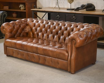 Canapé Chesterfield en cuir fauve capitonné