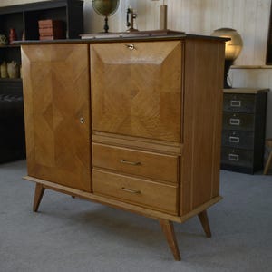 Buffet secrétaire en chêne avec un plateau cuir et pieds compas 1960&#39;s