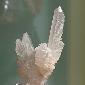 Hervorragender Quarzkristall mit Wachstumsinterferenz (GIQ) aus der Grube Bor, 8,5 cm