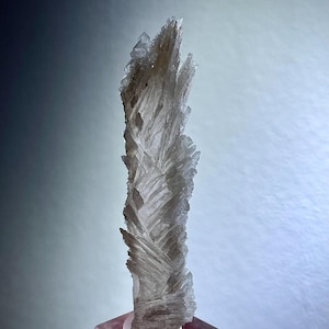 Hervorragender Quarzkristall mit Wachstumsinterferenz (GIQ) aus der Grube Bor, 6,2 cm
