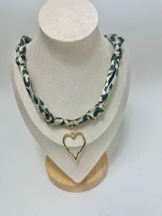 Animal Print Leopard Silk Knotted Scarf Bandana, Heart Charm  display picture 2