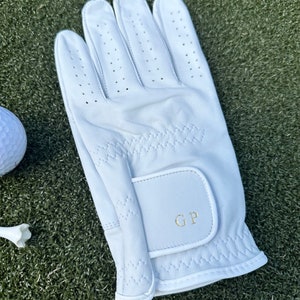 Present till alla hjärtans dag för män. Vit läderhandske med monogram i läder, personlig present till golfälskare. Present till pojkvän eller make.