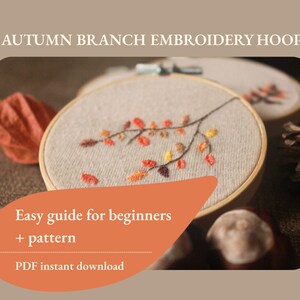 Può includere: Un telaio da ricamo con un design a ramo autunnale, con foglie rosse, arancioni e gialle. Il testo "Autumn Branch Embroidery Hoop" è in alto. L'immagine include anche il testo "Easy guide for beginners + pattern PDF instant download."