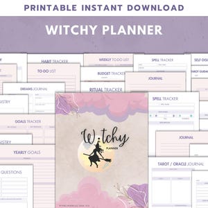 Könnte beinhalten: Ein druckbarer "Witchy Planner" mit Seiten zur Verfolgung von Zielen, Zaubersprüchen und Ritualen. Das Cover zeigt eine Hexe auf einem Besen vor Mond und rosa Wolken. Enthält Abschnitte für wöchentliche To-Do-Listen und Journale.