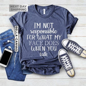 Pu&ograve; includere: Una maglietta blu navy con testo bianco che recita "Non sono responsabile di quello che fa la mia faccia quando parli".