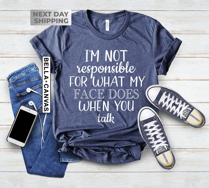 Pu&ograve; includere: Una maglietta blu navy con testo bianco che recita "Non sono responsabile di quello che fa la mia faccia quando parli".