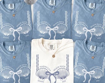 Camisetas personalizadas para grupos de despedida de soltera en bikini, camisetas a juego para la fiesta de despedida de soltera en la playa con brindis de despedida de soltera, sujetador de bikini con conchas marinas y camiseta sin mangas Comfort Color®.