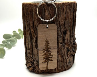 Porte-clé arbre forestier avec nom personnalisé | Personnalisé | Idée cadeau unique | Porte-clés gravé | Accessoire de sac à dos | Porte-clés en bois | Cadeau rustique