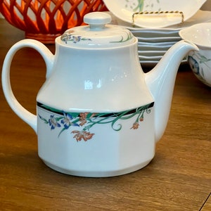 Vintage Royal Doulton Juno Teapot