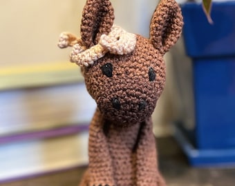 Cavallo amigurumi all'uncinetto fatto a mano: decorazione ecologica per la cameretta del bambino