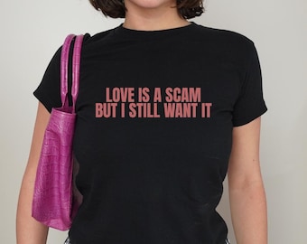 Love Is A Scam Baby Tee – Funny Y2K Crop Top, Sarcastic Dating Humor Shirt, Retro Graphic Baby Tee