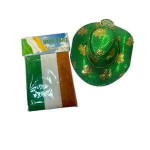 Può includere: Una bandiera irlandese e un cappello verde con paillettes e trifogli dorati. La bandiera è verde, bianca e arancione. Il cappello ha una piccola tesa e un'emblema a trifoglio. La bandiera misura 152 cm x 91 cm.