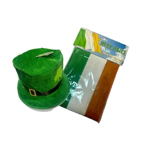 Può includere: Un cappello da folletto verde in feltro con fascia nera e fibbia dorata, accanto a una bandiera irlandese confezionata. Il cappello presenta un trifoglio ed è per le celebrazioni di San Patrizio.