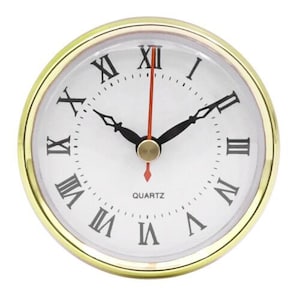 Peut inclure: Un cadran d'horloge de couleur dorée avec des chiffres romains et un mouvement à quartz. Le cadran de l'horloge est blanc avec des aiguilles noires et une aiguille des secondes rouge.