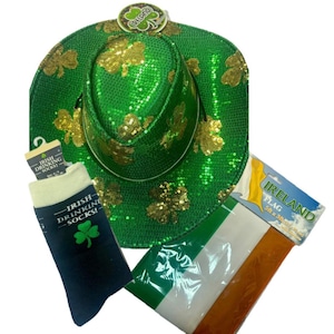 Può includere: Una collezione di articoli a tema San Patrizio. Include un cappello da cowboy verde con paillettes e trifogli dorati, un paio di calzini neri con un trifoglio e una bandiera irlandese. Il cappello ha un'emblema "Irlanda".