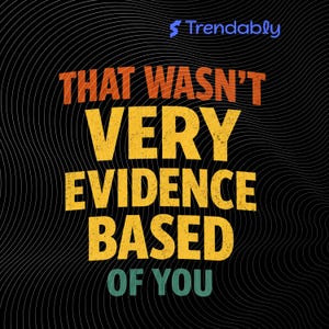 Könnte beinhalten: Eine weiße Keramik-Tasse mit schwarzem Henkel und dem Text "But First, Coffee" in fetter, schwarzer Schrift. Die Tasse steht vor einem neutralen Hintergrund, der ihr schlichtes Design hervorhebt.