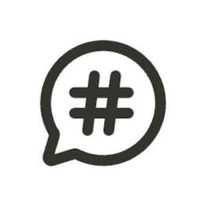Könnte beinhalten: Ein schwarzes Hashtag-Symbol in einer Sprechblase. Das Symbol ist dunkelgrau und die Sprechblase hat einen dicken Umriss. Das Bild ist ein einfaches, minimalistisches Design.