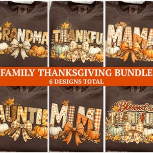 Può includere: Una collezione di sei magliette marroni con grafiche a tema Ringraziamento. Ogni maglietta mostra grandi scritte come Grandma, Thankful, Mama, Auntie, Mimi o Blessed & Thankful, decorate con zucche, foglie autunnali e fiocchi a quadri.